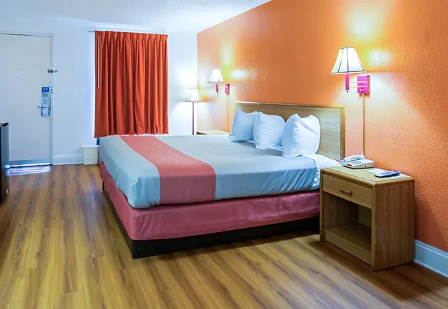 غرفة قياسية بسرير كينج للمدخنين، Motel6 Perry, GA 8/10