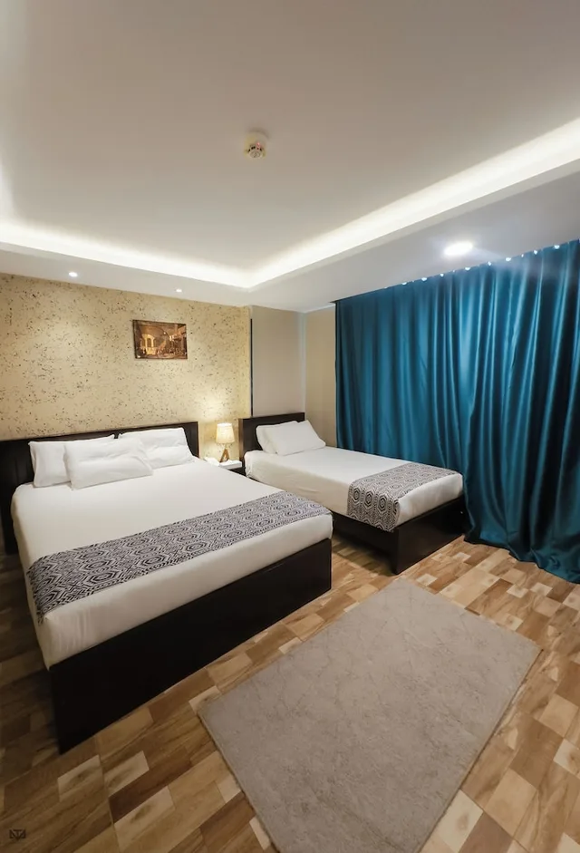 غرفة بريميوم ثلاثية بسرير كوين وسرير فردي بإطلالة على الجبل، Turquoise Pyramids & Grand Egyptian museum view Hotel 1/10