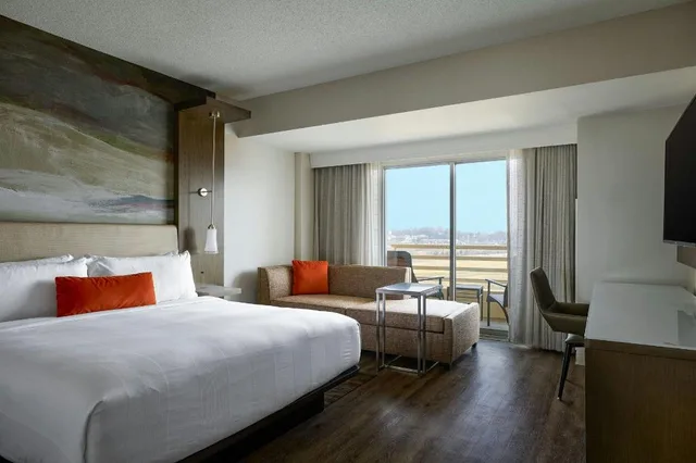 1 Bedroom, Suite, King Bed, Golf Course View, Sofa، Marriott Meadowview Conference Resort Convention Center 1/9