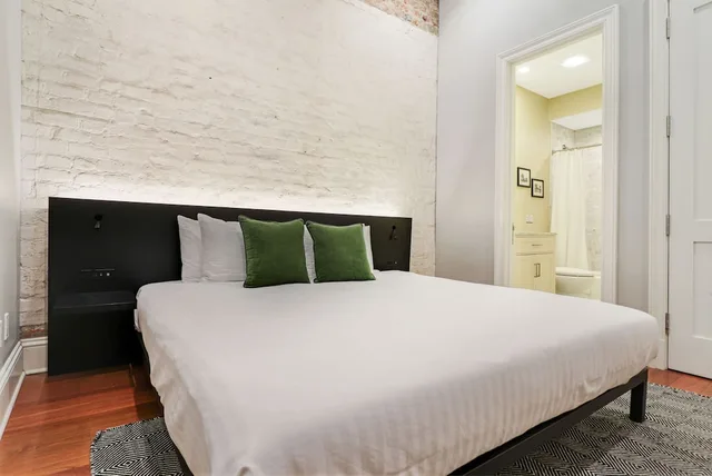 Adjoining, Apartment, 4 Beds, 2 King Beds, 2 Queen Beds, 2 Sofa، Factors Row by Sextant 10/10