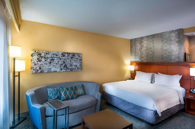 غرفة بسرير كينج مع أريكة، Courtyard Greensboro Airport 3/10
