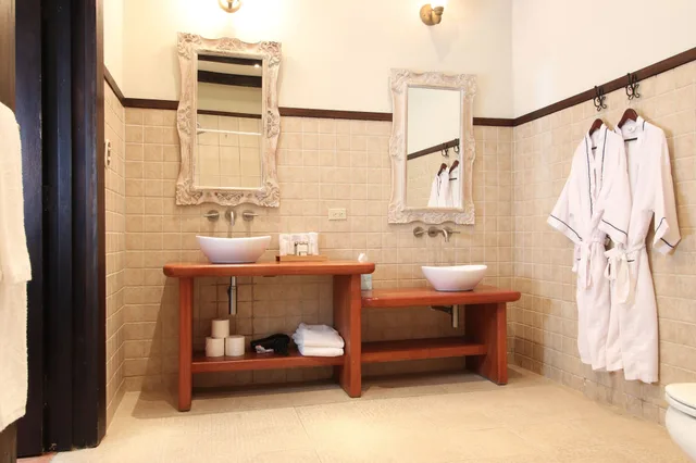 جناح بسريرين كوين، The Riverside Inn 8/9