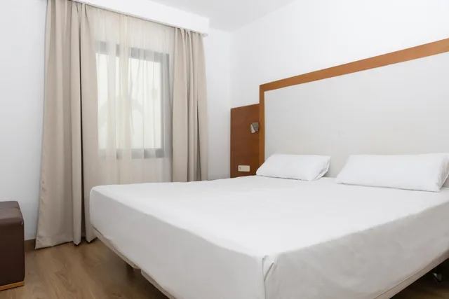 شقة بريميوم بسرير كوين بإطلالة على البحر بشرفة، Hesperia Bristol Playa 1/4