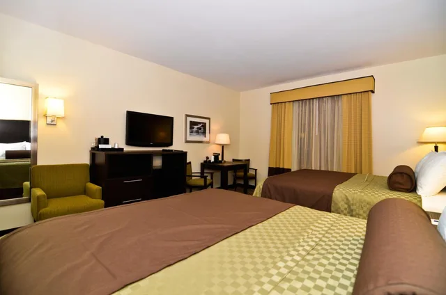 غرفة بسريرين كوين بحوض استحمام لذوي الإعاقة، Best Western Plus the Inn And Suites At the Falls 7/10