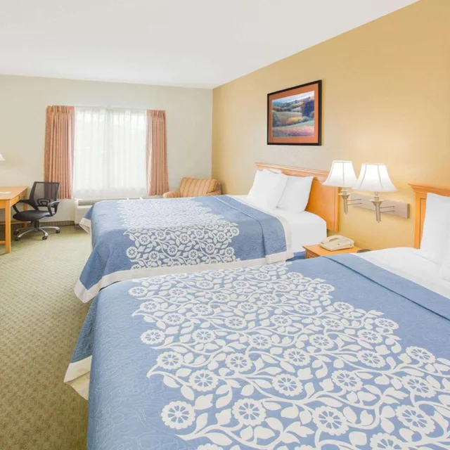 غرفة بسرير مزدوج لذوي الإعاقة، Days Inn by Wyndham Hattiesburg MS 1/8