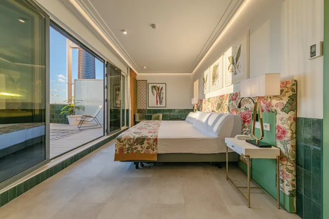 غرفة سوبيريور بإطلالة على المدينة بشرفة مفردة بسرير مزدوج، Ribera de Triana Hotel 4/10