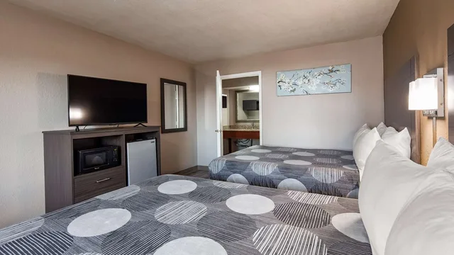 غرفة بسريرين كوين، SureStay Hotel by Best Western Olathe 2/3