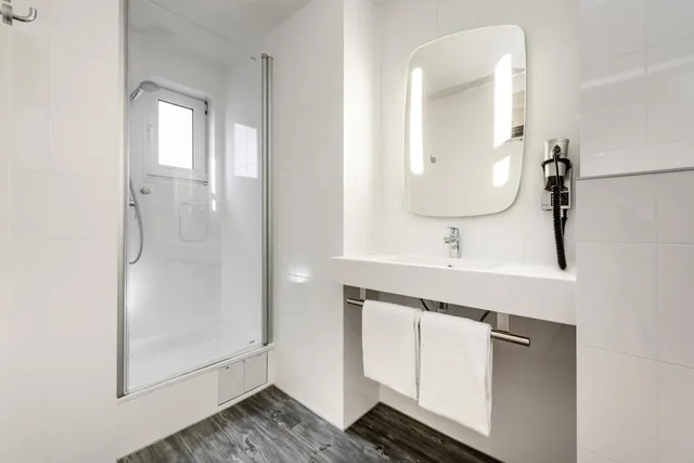 Superior, Double Bed, Riverside, Sofa, Ibis Frankfurt Centrum 8/9