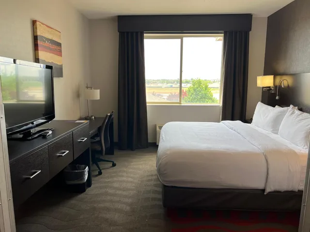 جناح بسرير كينج مع أريكة لذوي الإعاقة، Comfort Suites Boise West Meridian 3/8
