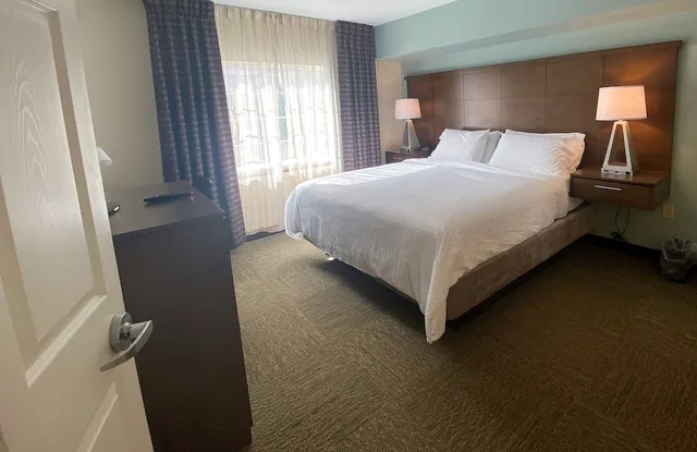 جناح بسرير كوين بمطبخ لذوي الإعاقة، Staybridge Suites Great Falls 2/2