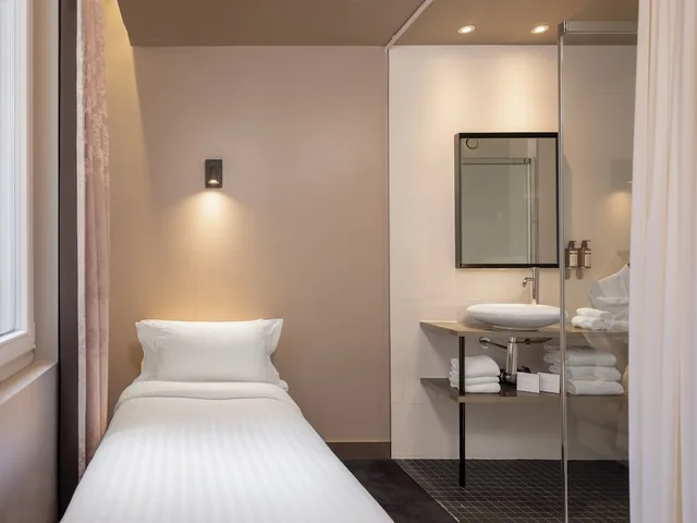 غرفة ديلوكس ثلاثية بسرير كوين مع أريكة، Grand Hotel Lafayette Buffault 4/6