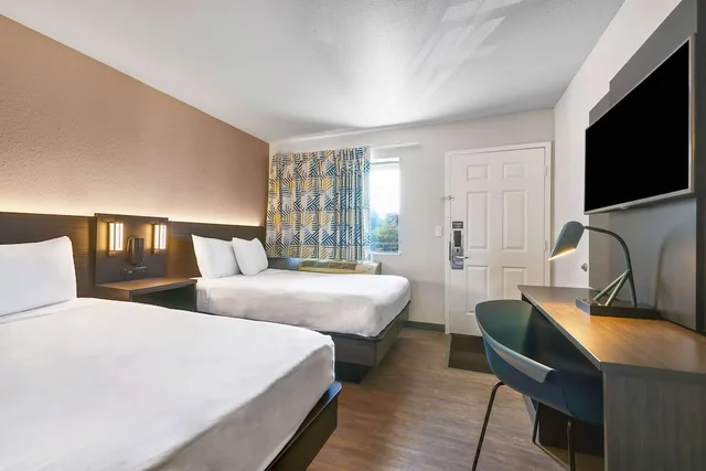 غرفة بريميوم بسرير مزدوج وسرير فردي، Motel6 Kirkland, WA - North Kirkland 1/9