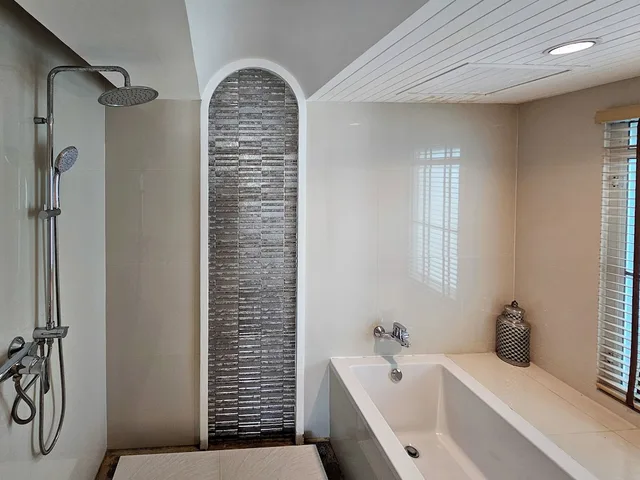 غرفة بسرير كينج بإطلالة على البحر بشرفة، Verano Beach Villa 3/3