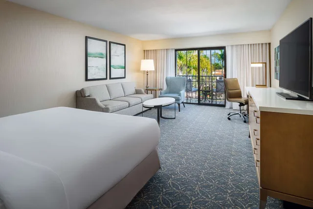 غرفة بسرير كينج بشرفة، Hilton Santa Barbara Beachfront Resort 1/2