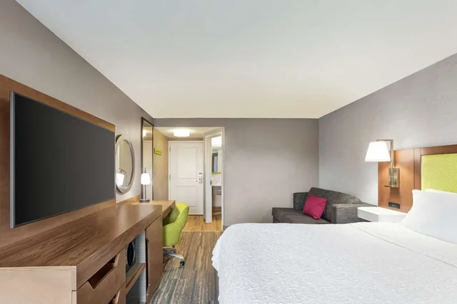 Study, King Bed, Sofa، Hampton Inn Milwaukee/Brookfield 1/5