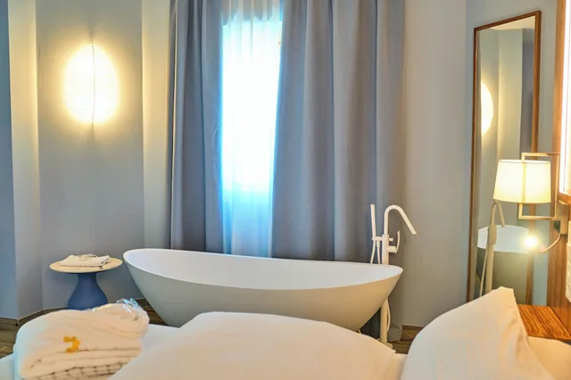 Superior, Double Bed, Bath and Shower، Parc Hotel Flora 8/10