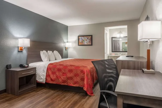 Room, King Bed, Econo Lodge East Ridge 3/4