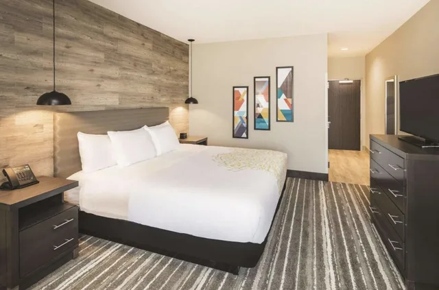غرفة بسرير كينج، La Quinta Inn & Suites by Wyndham Locust Grove 1/10