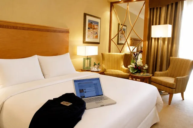 غرفة قياسية بسرير كينج، Golden Tulip Bahrain 3/10
