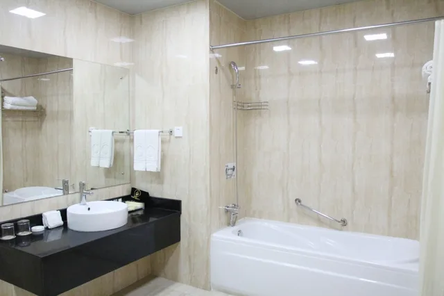 غرفة بسرير كينج، Sogecoa(Zambia)Golden Peacock Hotel 4/4