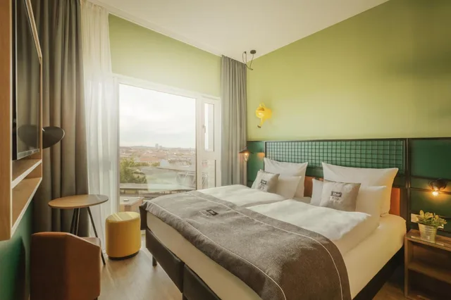 Standard, King Bed, Queen Bed, Holiday Inn - the niu, Dwarf Berlin Schoneberg 2/10
