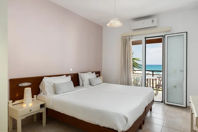شقة بسريرين منفصلين بإطلالة على البحر بغرفة نوم واحدة مع أريكة، Filorian Hotel Apartments 1/10