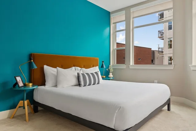 شقة كومفورت بفراش فوتون وسرير كينج بغرفتي نوم لذوي الإعاقة، Kasa Denver Union Station Apartments 1/5
