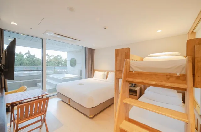 Pine, Tree, Deluxe, Family, Twin Beds, 4 Double Beds, Lake or Lake View, Hot Tub، SkyBay Hotel Gyeongpo 4/8