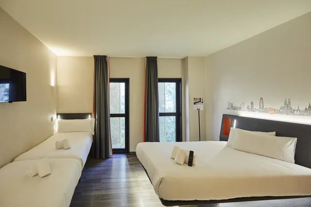 غرفة قياسية رباعية بسرير مزدوج وسريرين منفصلين، easyHotel Barcelona Fira 1/10