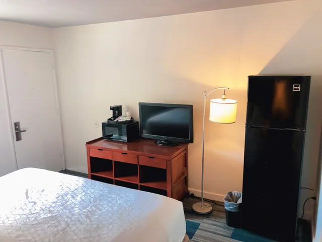 غرفة بسرير كينج لذوي الإعاقة، Super 8 by Wyndham San Jose Airport 3/4