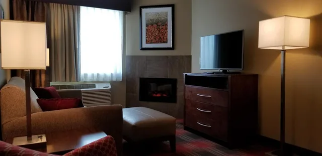 جناح بسرير كينج بغرفة نوم واحدة مع أريكة، GrandStay Hotel and Suites Tea Sioux Falls 1/2
