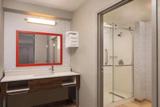 جناح بسرير كينج بإطلالة على المسبح بشرفة بمطبخ، Hampton Inn And Suites el Paso Airport 7/8