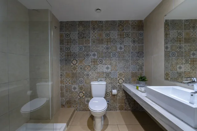 غرفة قياسية بسريرين منفصلين بإطلالة على البحر، TOFINIS HOTEL 2/3