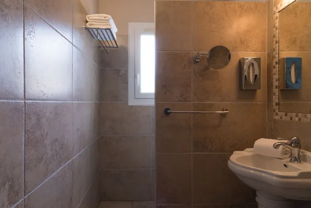 غرفة ثلاثية بثلاثة أسرّة، Hotel the Originals Du Parc Cavaillon 2/2