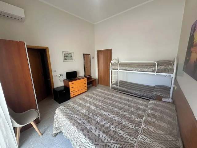 غرفة رباعية بسرير مزدوج وسريرين منفصلين، Hotel Germania 3/6