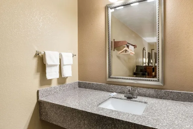 Standard, 2 Double Beds, Smoking, Rodeway Inn Columbus West 5/6