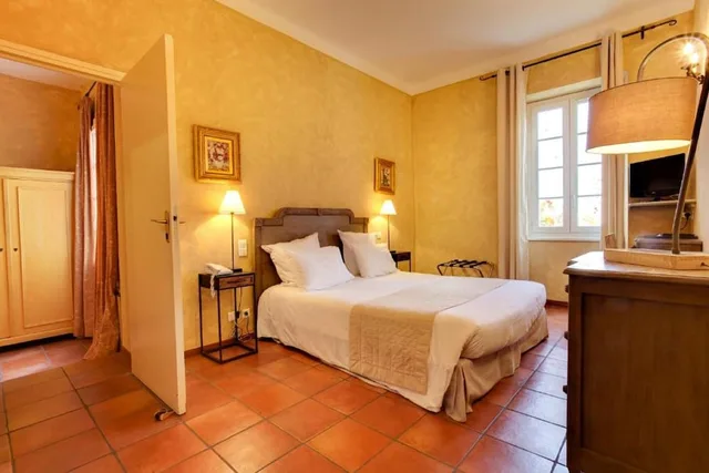 غرفة كومفورت رباعية بسرير كوين وسريرين منفصلين بإطلالة على البحر، Hôtel La Corniche 4/8