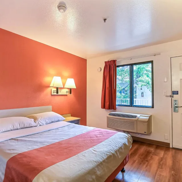 1 Full Bed - ADA/RI Shower، Motel6 Pinole, CA 3/10