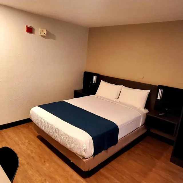 1 Queen Bed - ADA/RI Shower، Motel6 Palmdale, CA 1/10