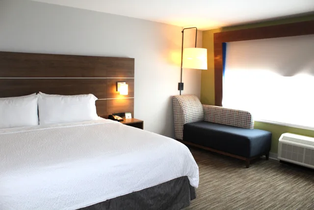 غرفة بسرير كينج لذوي الإعاقة، Holiday Inn Express and Suites Gettysburg an IHG Hotel 2/3
