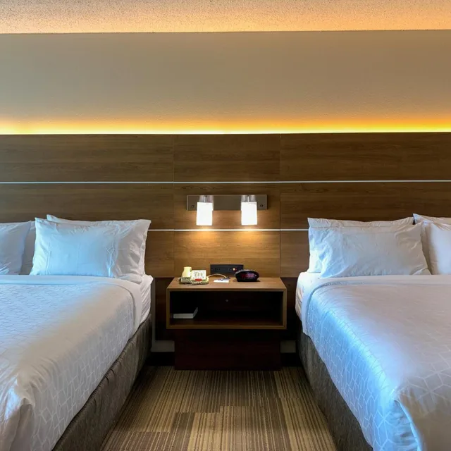 غرفة بسريرين كوين بحوض استحمام لذوي الإعاقة، Holiday Inn Express & Suites Lexington Dtwn Area-Keenland 3/5