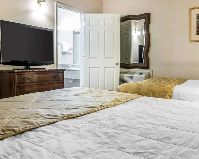 Leisure, Suite, 1 King and 2 Queen Beds, Clarion Hotel Mackinaw City Beachfront 3/3