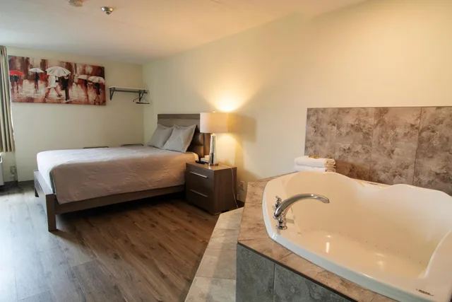 غرفة بسرير كوين بجاكوزي، Diplomat Inn 5/10