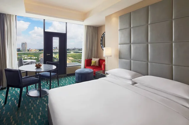 غرفة تنفيذية بسرير كينج بشرفة، Renaissance Bengaluru Race Course Hotel 2/10