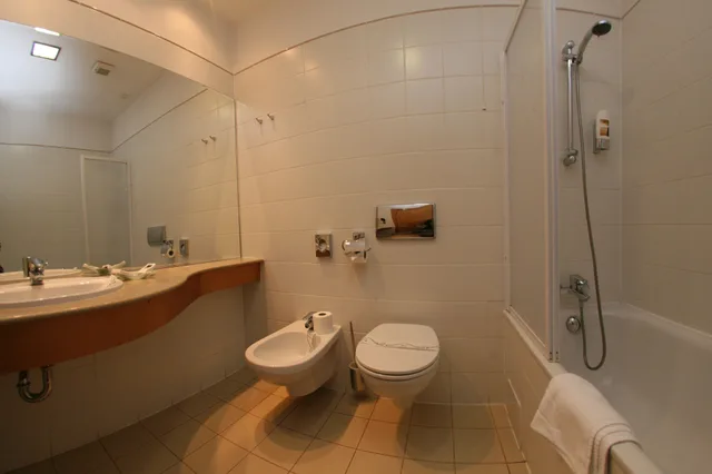 غرفة بسريرين منفصلين وسرير كينج وسرير فردي، Hotel Savoy 3/3