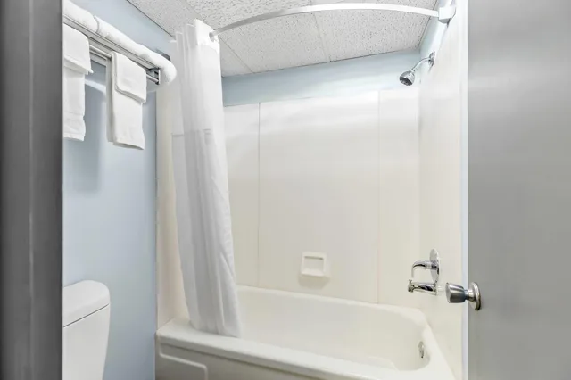 غرفة بسرير مزدوج، Days Inn by Wyndham Salina South 3/3
