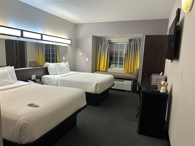 غرفة بسريرين كوين بإطلالة على النهر، Microtel Inn Suites By Wyndham Quincy 7/7