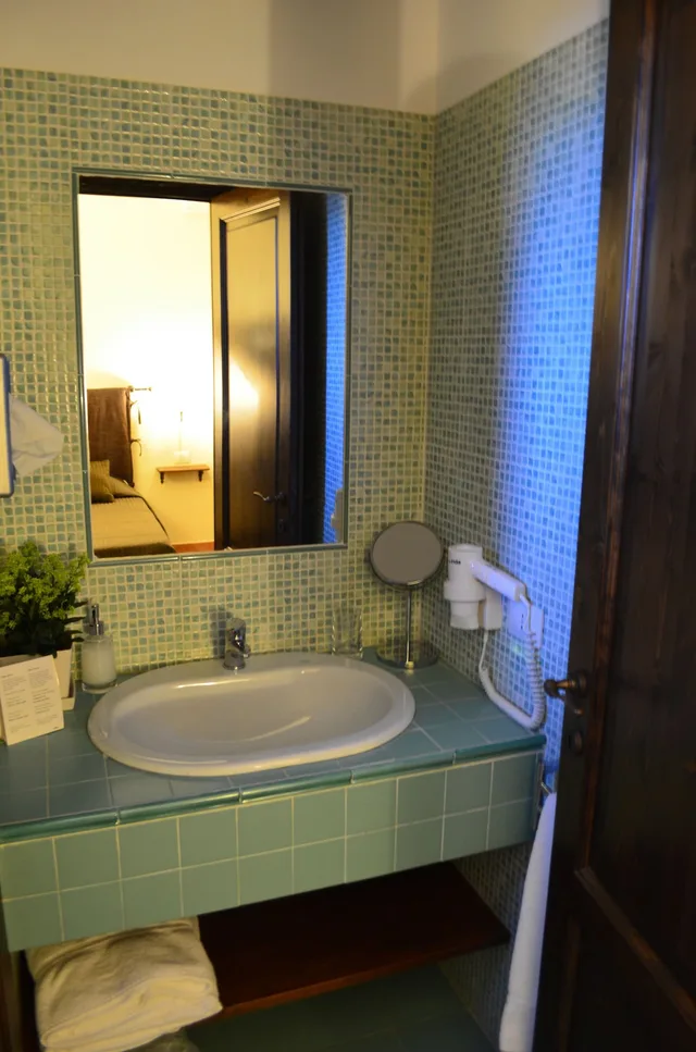 غرفة كلاسيكية بسرير كينج بإطلالة على الحديقة، Feudogrande Agriturismo 6/6