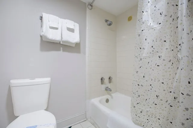 غرفة بسرير كينج للمدخنين، Riverside Inn & Suites by OYO Danville Ceaser Casino 9/10