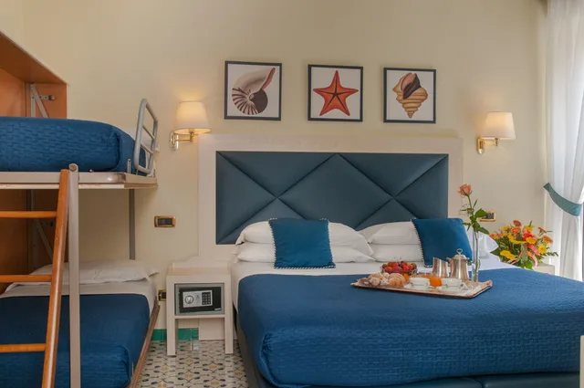 غرفة بريميوم رباعية بسرير مزدوج وسرير بطابقين، Del Mare 2/6